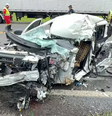 Carro ficou destruído após colisão com caminhão  Foto: Divulgação/PRF