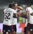 Bruno Henrique com a braçadeira de capitão ao lado dos companheiros de Flamengo  Foto: Getty Images/Pedro Vilela 