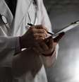 Médico atende paciente  Foto: Getty Images/RunPhoto