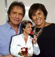 Marcia Fernandes guarda pétalas de uma rosa atirada à plateia por Roberto Carlos  Foto: Reprodução