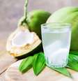 A água de coco, além de deliciosa, é benéfica para a saúde  Foto: NUM LPPHOTO | Shutterstock / Portal EdiCase