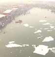 Devotos se banham em rio poluído durante festival na Índia  Foto: Reprodução/Youtube AFP News Agency