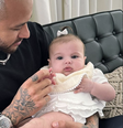 Neymar publicou foto com Helena no colo   Foto: Reprodução/Instagram 