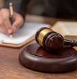 OAB suspende carteira de advogada   Foto: Getty Images/boonchai wedmakawand