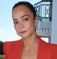 Alice Braga também destacou que o preconceito contra a comunidade LGBTQIA+ ainda permanece enraizado no Brasil  Foto: Reprodução: Instagram/alicebraga