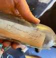 A garrafa tem um fundo arredondado incomum e sua rolha estava presa por um arame enferrujado  Foto: Ross Russell / BBC News Brasil