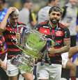 Gabigol celebra conquista do penta da Copa do Brasil pelo Flamengo  Foto: EDUARDO CARMIM/AGÊNCIA O DIA/ESTADÃO CONTEÚDO