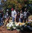 A viúva Simone Novais presta homenagem ao motorista de aplicativo Celso Araújo, que morreu após ser atingido por tiros no aeroporto de Guarulhos na execução do delator do PCC, o empresário Antônio Vinicius Lopes Gritzbach  Foto: Taba Benedicto/Estadão / Estadão
