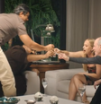 Angélica toma cachaça com convidados em nova temporada de sua série.  Foto: Reprodução/TV Globo