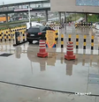 Carro preto, que estava com dois seguranças, retorna ao estacionamento próximo ao Aeroporto de Guarulhos para verificar o que aconteceu com o carro branco, que estava com o capô levantado  Foto: Reprodução/Fantástico