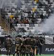Policiais tentam conter confusão na torcida do Atlético-MG   Foto:  NAYRA HALM/FOTOARENA / Estadão