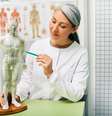 Com origem na medicina tradicional chinesa, a acupuntura é um dos caminhos na medicina alternativa para promover bem-estar  Foto: Peakstock | Shutterstock / Portal EdiCase