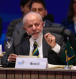 Lula discursa diante de microfone diante de pessoas que o escutam  Foto: Tomaz Silva/Agência Brasil / BBC News Brasil