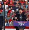 Elon Musk participou de alguns comícios de Trump durante a campanha — e agora continuará acompanhando o republicano na Casa Branca  Foto: Reuters / BBC News Brasil