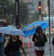 Pedestres caminham com guarda-chuvas na Avenida Paulista em São Paulo em dia de chuva e queda de temperatura.  Foto: Daniel Teixeira/Estadão - 14/09/2023 / Estadão