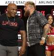 Jake Paul em encarada com Mike Tyson  Foto: Getty Images/Michael Loccisano 