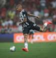  Foto: Pedro Souza / Atlético - Legenda: Deyverson em ação contra o Flamengo nesta quarta-feira, no Maracanã / Jogada10