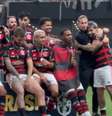  Foto: Reprodução/Globo - Legenda: Filipe Luís abraça Gabigol em entrega da taça da Copa do Brasil / Jogada10