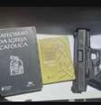 Mensagem em e-mail com ameaça mostra arma de fogo e livros religiosos  Foto: Reprodução
