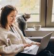 Dados sugerem que pessoas que trabalham em casa dedicam mais tempo ao sono e à prática de exercícios do que aquelas que trabalham em escritório  Foto: Getty Images / BBC News Brasil