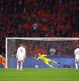  Foto: Dean Mouhtaropoulos/Getty Images - Legenda: Weghorst cobra pênalti e abre o placar para a Holanda no jogo contra a Hungria / Jogada10