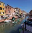Menores que as gôndolas, os 'sandoli' permitem aos turistas conhecer cantos de Veneza que outros barcos não alcançam  Foto: Getty Images / BBC News Brasil