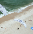 Parapentes com notas gigantes de dólar sobrevoaram a Barra, no Rio, em protesto da Transparência Internacional cobrando ação do G20 contra corrupção  Foto: Marcelo Maragni/Handmaker Produções Audiovisuais/Transparência Internacional