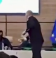 Oposicionista joga tinta no rosto de presidente de tribunal da Geórgia em protesto por eleição  Foto: Reprodução/X/@SamBayramova