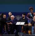 Presidente Luiz Inácio Lula da Silva cumprimenta músicos no palco durante o festival Aliança Global Contra a Fome e a Pobreza antes da cúpula do G20, no Rio de Janeiro  Foto: REUTERS/Ricardo Moraes