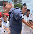 Primeiro-ministro acompanhou de perto partida de futebol entre crianças na Praia de Copacabana  Foto: Reprodução/Instagram/@jonasgahrs