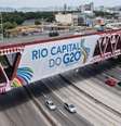 Uma visão de drone mostra um banner em uma ponte antes da Cúpula do G20 no Rio de Janeiro, Brasil, em 17 de novembro de 2024.   Foto: REUTERS/Renato Spyrro