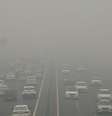 Tráfego em uma estrada enquanto o céu está envolto em poluição atmosférica depois que a qualidade do ar de Delhi se tornou “severa” devido à alarmante poluição do ar, em Nova Delhi, Índia  Foto: REUTERS/Anushree Fadnavis