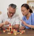 A terapia ocupacional capacita os pacientes para as suas atividades diárias  Foto: PRPicturesProduction | Shutterstock / Portal EdiCase