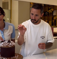 Bruna Marquezine prepara panetone de chocolate com Cedric Grolet   Foto: Reprodução/Instagram/Cedric Grolet 