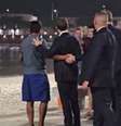 Emmanuel Macron cumprimentou brasileiros e posou para selfies no calçadão de Copacabana  Foto: Reprodução/X/@opobrepremium
