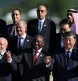 Líderes de países, entre eles Lula, posando para foto, alguns deles de mãos dadas e erguidas e sorrindo   Foto: REUTERS/Pilar Olivares / BBC News Brasil