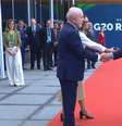 Javier Milei, presidente da Argentina, cumprimenta presidente Lula em chegada à Cúpula do G20  Foto: Reprodução / Perfil Brasil
