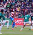  Foto: Divulgação / Paraguai - Legenda: O paraguaio Diego Gómez recebe forte marcação da Bolívia, em jogo pelas Eliminatórias / Jogada10