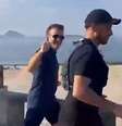 Presidente da França, Emmanuel Macron, é visto fazendo uma corrida pela orla da Praia de Ipanema, no Rio de Janeiro.  Foto: Reprodução/Rede Globo