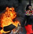 Manifestante durante protesto em Maputo, capital de Moçambique  Foto: REUTERS/Siphiwe Sibeko / BBC News Brasil