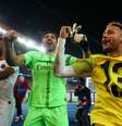Neymar e Buffon.  Foto: Clive Rose/Getty Images / Esporte News Mundo