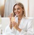 No verão, o cabelo loiro necessita de cuidados especiais  Foto: Prostock-studio | Shutterstock / Portal EdiCase