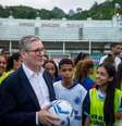 O primeiro-ministro ganhou uma camisa personalizada –  Foto: Divulgação/Terra FC / Jogada10