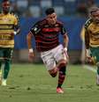  Foto: AssCom Dourado - Legenda: Alcaraz, do Flamengo, disputa a bola com Derik, atacante do Cuiabá durante o jogo deste sábado, na Arena Pantanal / Jogada10