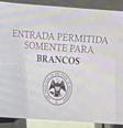 Estudantes de Direito fixam cartaz com frase 'somente para brancos' para simular segregação racial; colegas afirmam racismo  Foto: Reprodução