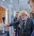Lula recebeu rocha lunar durante visita e celebração de acordos com a China  Foto: Ricardo Stuckert/Presidência da República