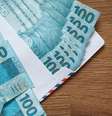 Imagem mostra dinheiro, notas de 100 reais, em uma mesa.   Foto: Monitor do Mercado