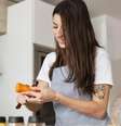 Mulher na cozinha preparando comida saudável.  Foto: Freepik