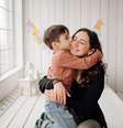 Mãe e filho pequeno se abraçando em casa.  Foto: Freepik