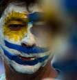 Homem com o rosto pintado com a bandeira do Uruguai   Foto: Getty Images / BBC News Brasil